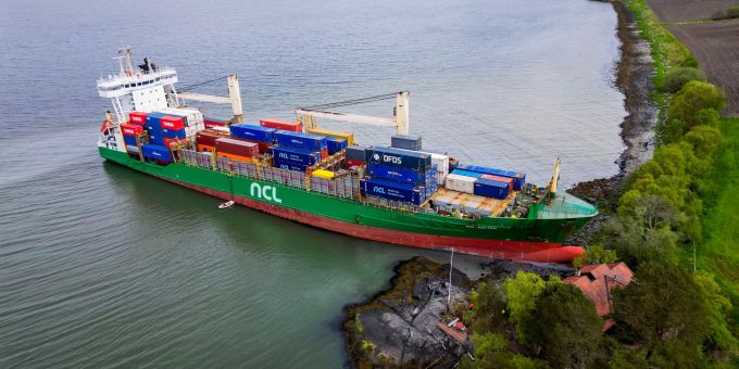 Ein Containerschiff ist in Norwegen kurz vor einem Haus am Wasser zum Stehen gekommen. Norwegen