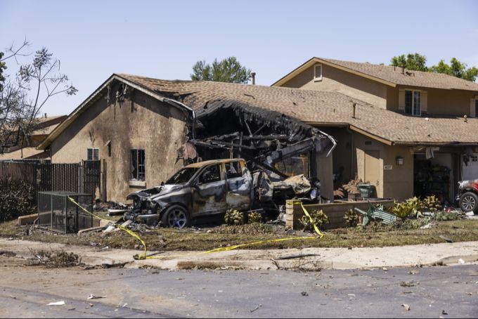 Der Flugzeugabsturz richtete am Unglücksort schwere Schäden an. Flugzeugabsturz San Diego