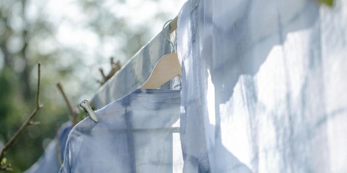 Unangenehme Gerüche in der Wäsche? Mit einfachen Hausmitteln sorgst du wieder für Frische. Wäsche, Aufhängen, trocknen