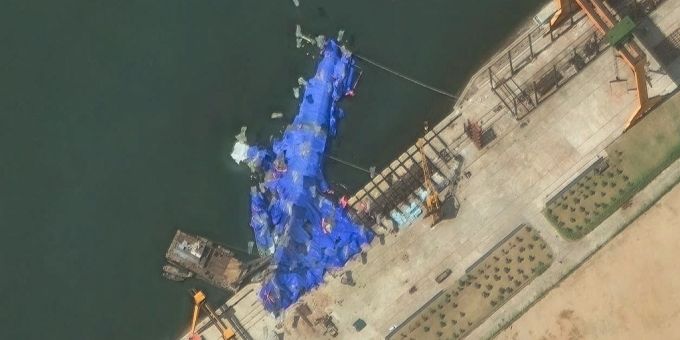 Nordkoreanisches Kriegsschiff nach Unfall beim Stapellauf. Kriegsschiff