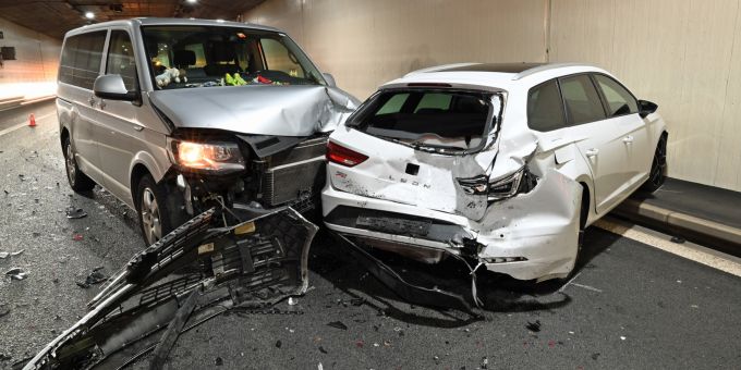 Ein Auffahrunfall im Tunnel Spier auf der A2 fordert Sachschaden. Auffahrunfall im Tunnel