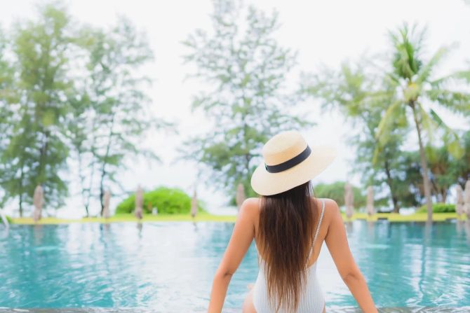 Frau am Pool
