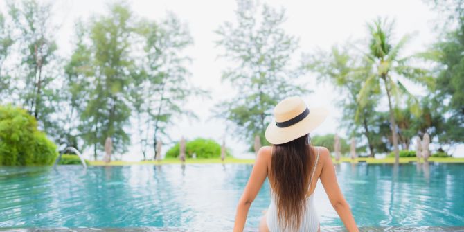 Frau am Pool