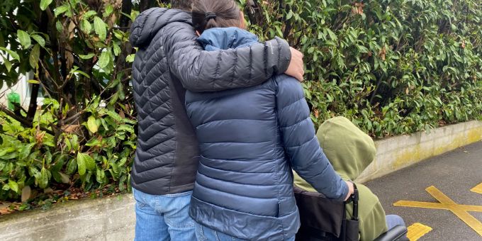 Mehrmals die Woche setzt sich Jonas in den Rollstuhl und macht mit seinen Eltern einen fünfminütigen Rundgang durchs Quartier. Jonas Rollstuhl