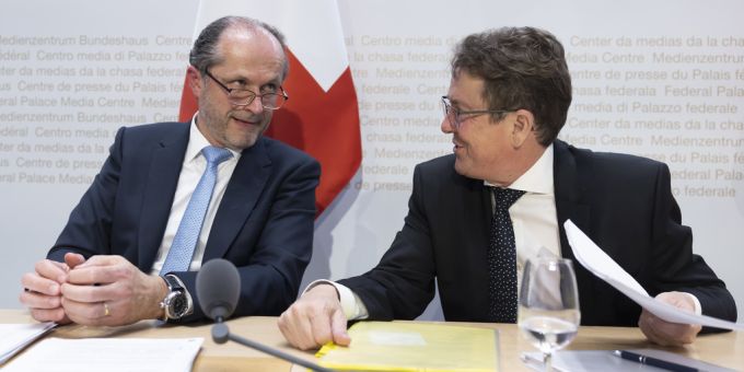 Bundesrat Albert Roesti (rechts) und Benoit Revaz, Direktor Bundesamt für Energie, freuen sich über das Stromabkommen. stromabkommen