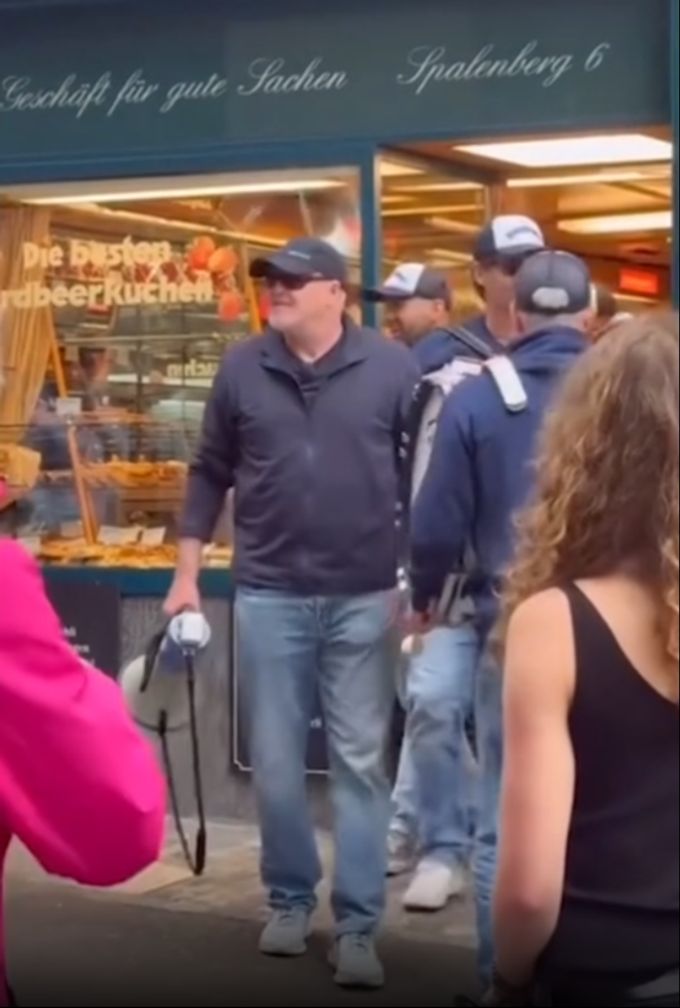 Stefan Raab beim Verlassen einer Basler Konditorei. Stefan Raab
