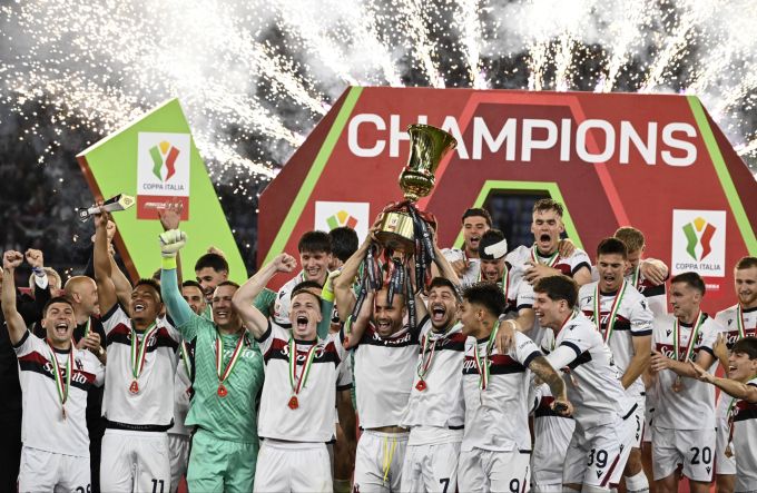 Dan Ndoye (2. v. li.) jubelt mit Bologna über den Coppa-Titel. Dan Ndoye FC Bologna