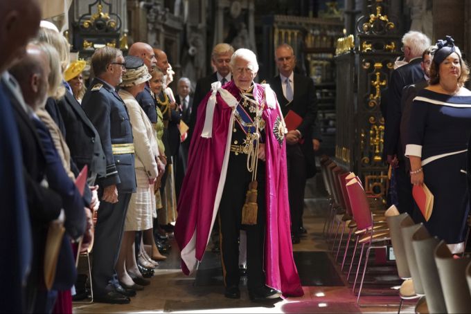 Für die Zeremonie in der Westminister Abbey waren König Charles und sein Sohn Prinz William in besondere Tracht gekleidet. könig charles