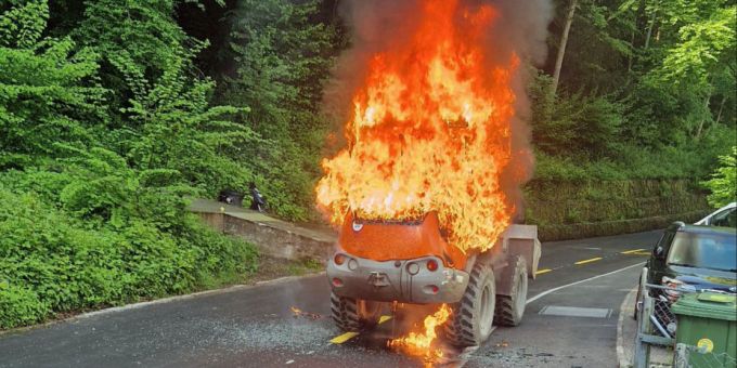 In Luzern ist ein Pneulader in Brand geraten. Pneulader in Brand