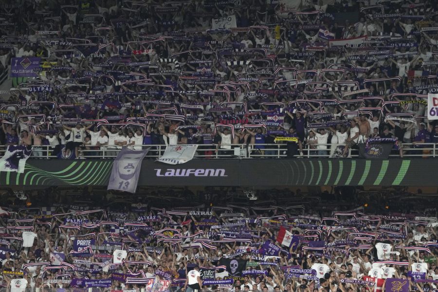 Allerdings haben sich auch zahlreiche Fiorentina-Fans in der Arena eingefunden.