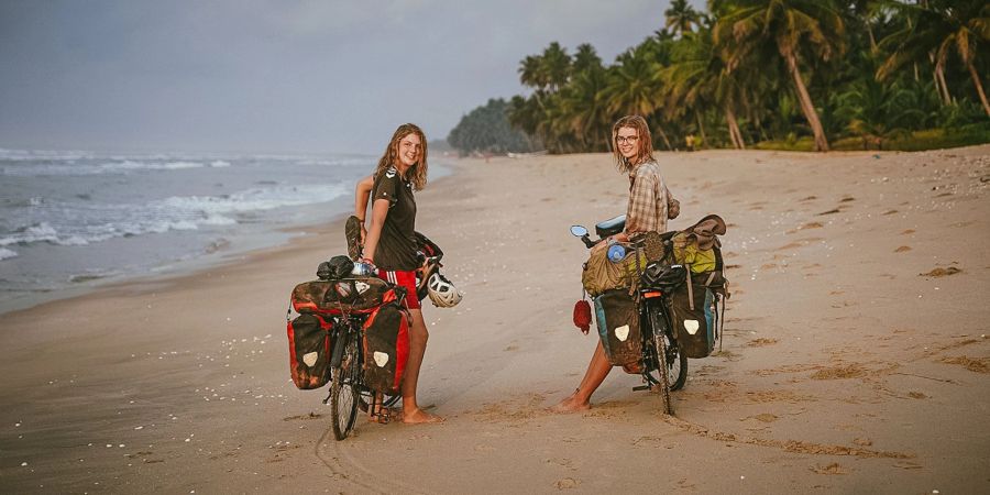 Hannah (links) und Greta Schröder an einem Strand in Ghana.