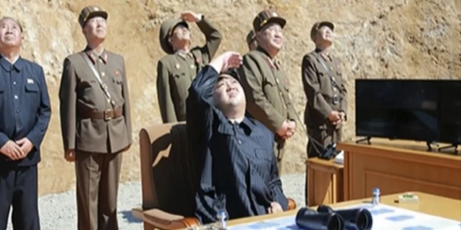 Kim Yong-Un beobachtet Raketenstart.