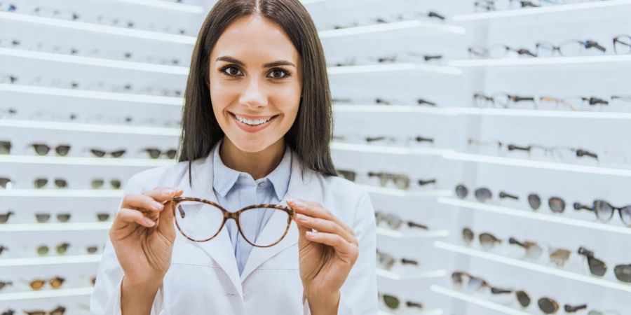 junge, attraktive frau mit brille