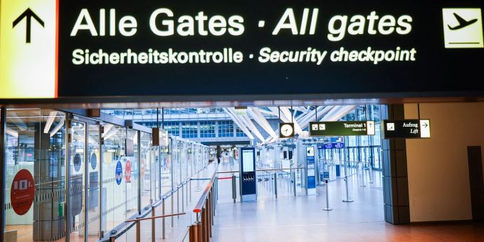 Nach mehreren Warnstreiks an deutschen Flughäfen soll heute eine Schlichtung für die privaten Luftsicherheitskräfte mit Hans-Henning Lühr (SPD) beginnen. (Symbolbild) Lufthansa streiks