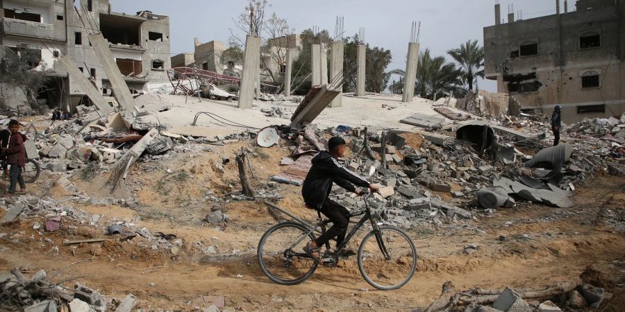 Die Ruinen eines Wohnhauses nach einem israelischen Luftangriff in Rafah: Trotz der Bedenken liefert Washington weiter Waffenhilfe in Milliardenhöhe an Israel.