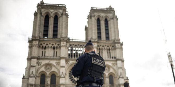 Polizist vor Notre Dame