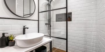 Modern eingerichtetes Badezimmer