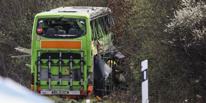 Neun Jugendliche Bei Busunfall Verletzt