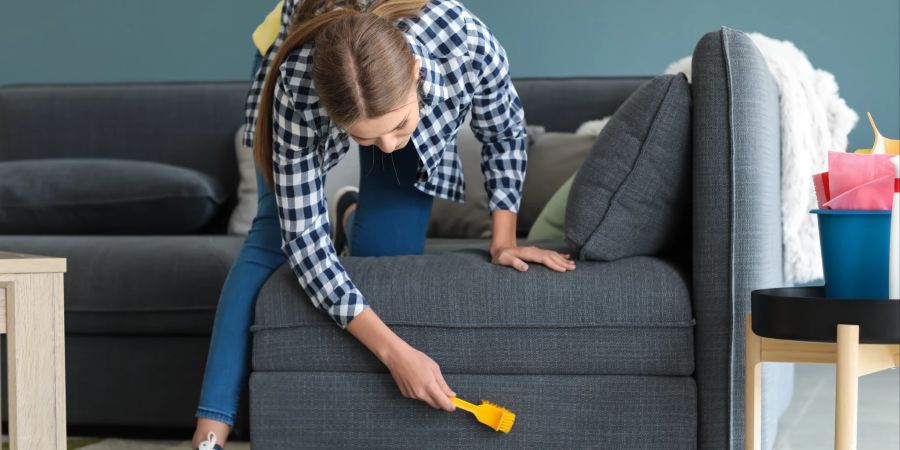 Frau räumt zu Hause auf