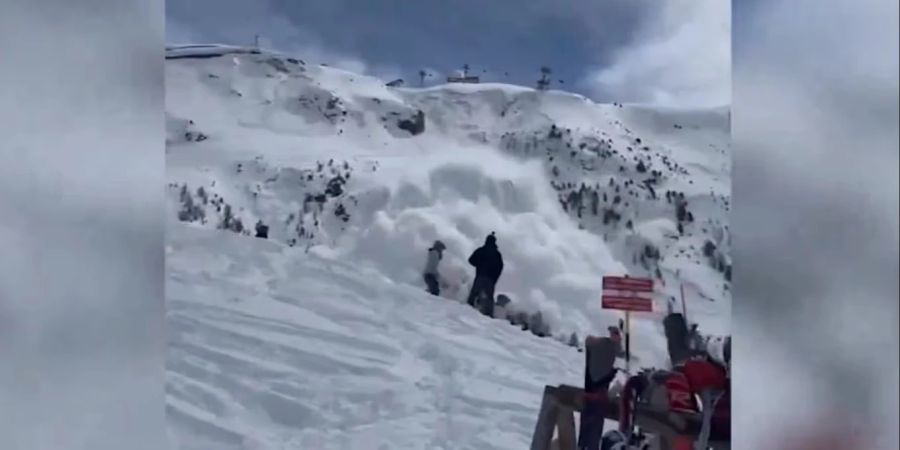 Auf diversen Videos ist die grosse Lawine in Zermatt zu sehen.