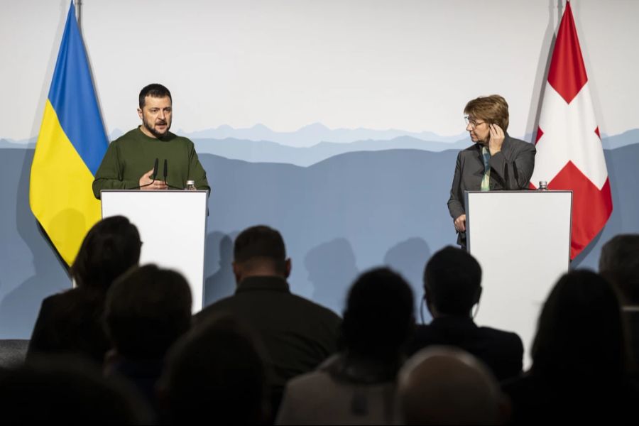 An der Seite von Wolodymyr Selenskyj hat Bundespräsidentin Viola Amherd am 15. Januar verkündet, dass die Schweiz einen Friedensgipfel zum Ukraine-Krieg veranstalten wird. (Archivbild)