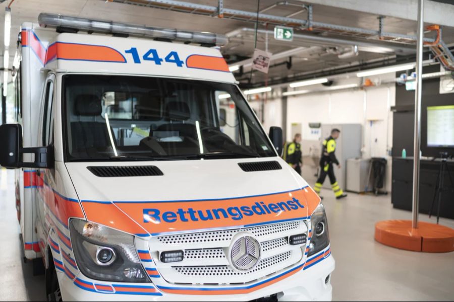 Zwei Männer wurden dabei verletzt, einer davon musste ins Spital gebracht werden. (Symbolbild)