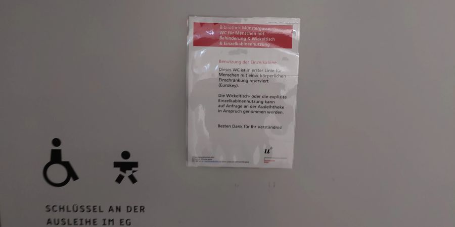 Wer sich unwohl fühlt, kann sich bei der Rezeption melden oder auf eine andere Toilette ausweichen.