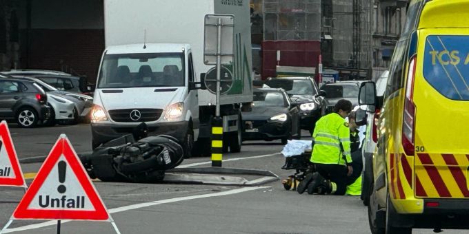 Unfall - Töfffahrer (31) bei Kollision am Zürcher Sihlquai verletzt