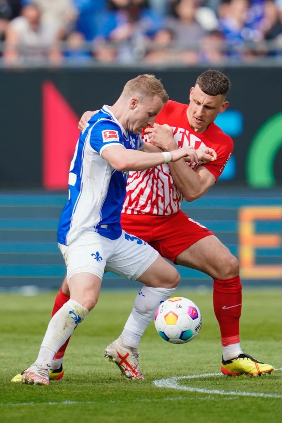 In einem umkämpften Spiel setzt sich Freiburg durch.