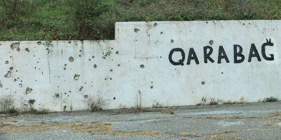 Spuren des Konflikts: Wand mit Einschusslöchern und dem Schriftzug Karabach.