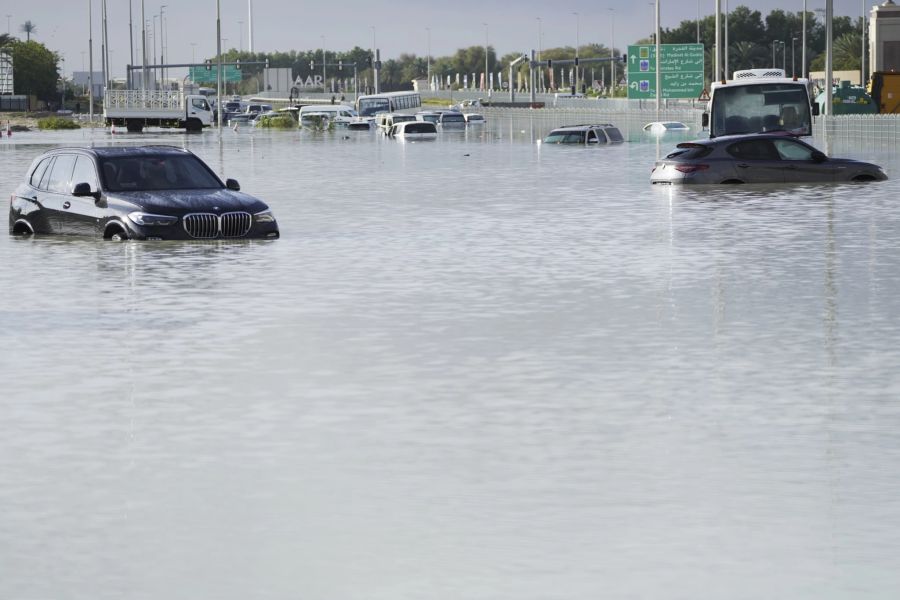 Schnellstrassen stehen unter Wasser. (AP Photo/Jon Gambrell)