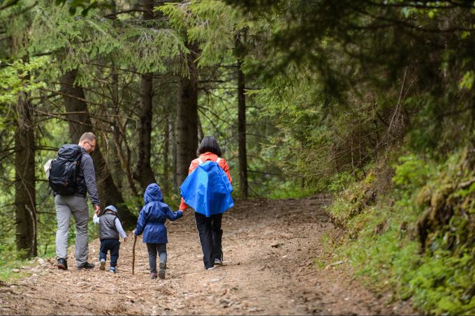 Im besten Falle bleiben alle beisammen, darauf sollten die Eltern achten. Familie beim Wandern