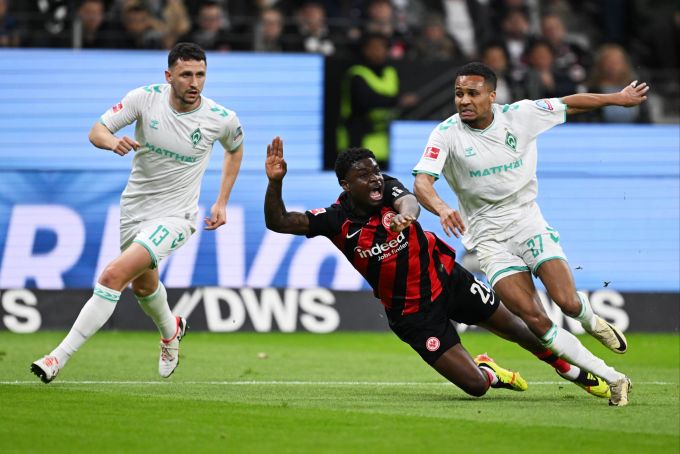 Die Spieler von Eintracht Frankfurt und Werder Bremen schenken sich am Freitagabend nichts. Werder Bremen Eintracht Frankfurt