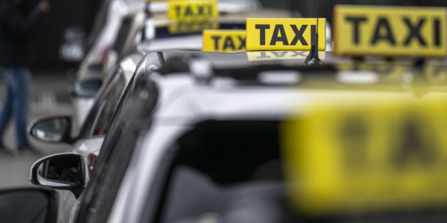 Die SVP will, dass die Regierung gegen überhöhte Taxipreise vorgeht. (Symbolbild)