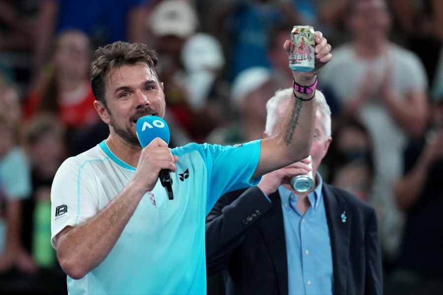 Nach seinem letzten Auftritt an den Australian Open stösst Stan Wawrinka mit einem Bier an.