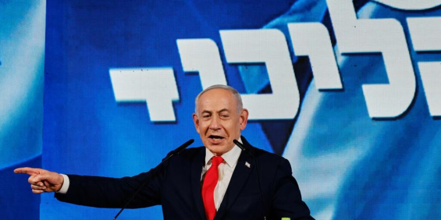Der israelische Ministerpräsident Benjamin Netanjahu spricht nach der Veröffentlichung der ersten Ergebnisse der Wählerbefragungen bei den Parlamentswahlen in Israel vor Anhängern i...