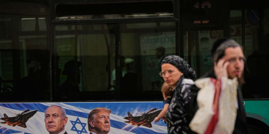 Ein Wahlplakat der Likud-Partei, auf dem der israelische Ministerpräsident Benjamin Netanjahu und US-Präsident Donald Trump zu sehen sind. Foto: Ohad Zwigenberg/AP/dpa