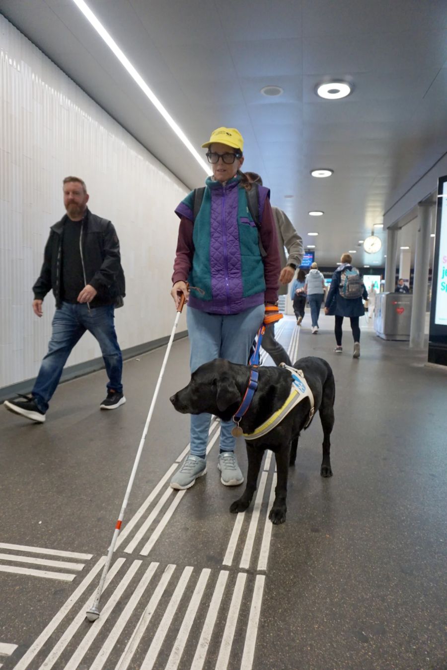 Janka Reimmann folgt dem Leitsystem durch den Bahnhof zu ihrem Zug.