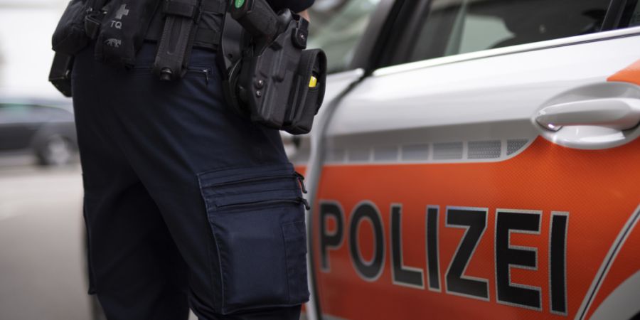 Die Beamten der Kantonspolizei kontrollierten den des versuchten Raubs verdächtigten Mann am Dienstag. (Symbolbild)