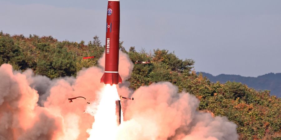 HANDOUT - Dieses von der nordkoreanischen Regierung via AP zur Verfügung gestellte Foto zeigt einen Raketentest an einem nicht genannten Ort in Nordkorea am Montag, dem 12. Oktober 202...
