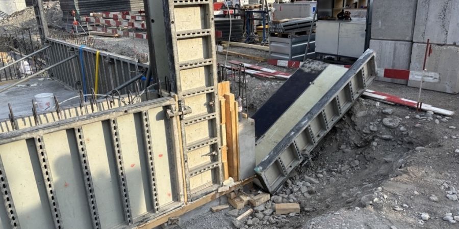 Der Arbeiter wurde zwischen Schalungselement und Böschung eingeklemmt.