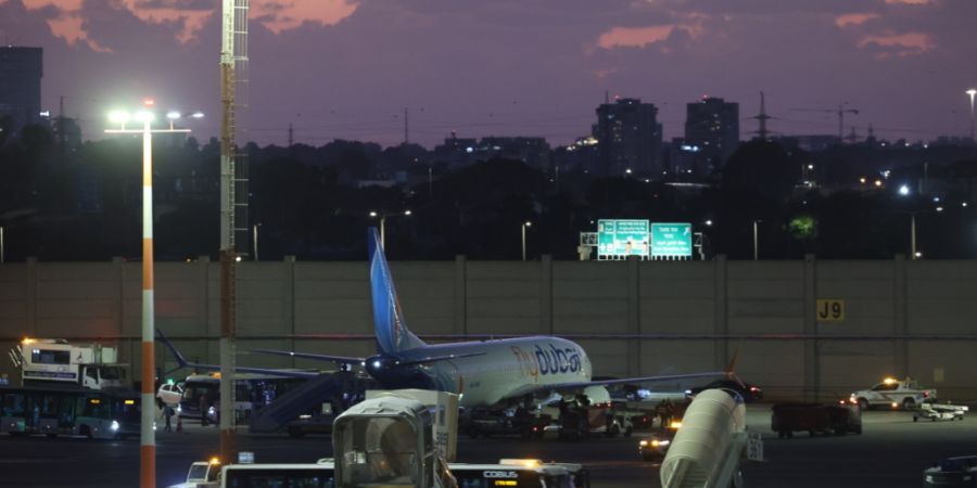 Ein Ersatzflugzeug von Flydubai landet auf dem Flughafen Ben Gurion. Foto: Gil Cohen-Magen/dpa