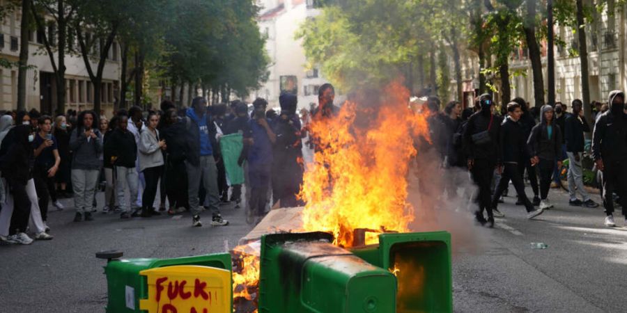 Schüler zünden in Paris Mülltonnen an, um gegen die mangelnde Ausstattung ihrer Schulen zu protestieren. Seit Tagen protestieren Schülerinnen und Schüler an den Oberschulen. Foto: ...