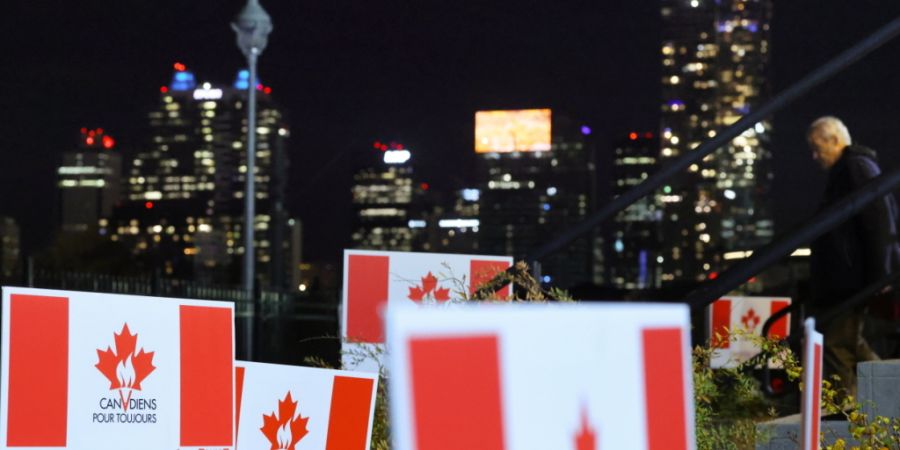 Schilder mit der Aufschrift «Forever Canadian» sind im Rahmen eines Unabhängigkeitsreferendums der kanadischen Provinz Alberta zu sehen. Foto: James Maclennan/The Canadian Press/AP/dpa
