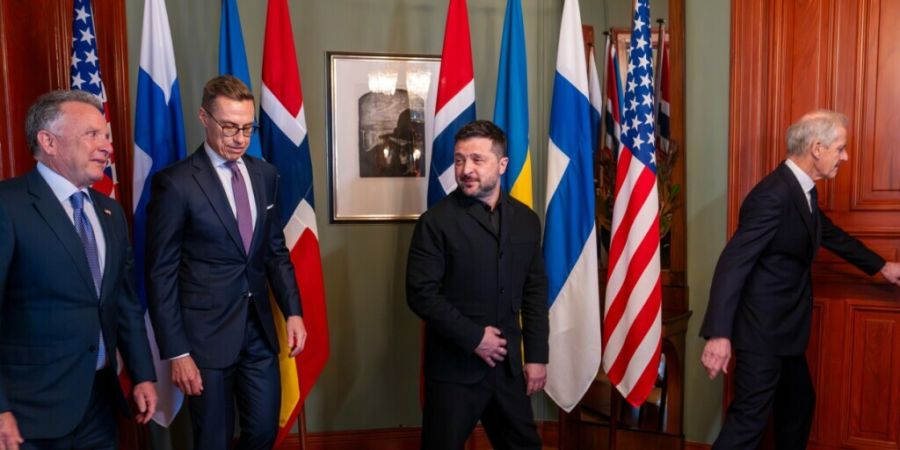 Der ukrainische Präsident Wolodymyr Selenskyj (M) steht neben dem norwegischen Ministerpräsidenten Jonas Gahr Støre (r), dem finnischen Präsidenten Alexander Stubb (2. von links) un...