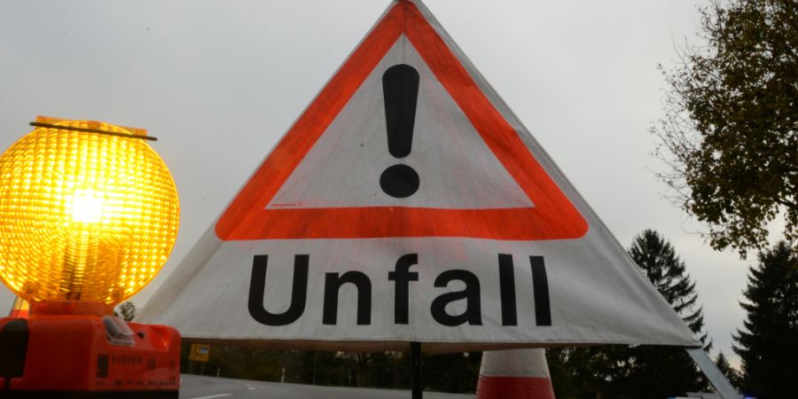 Ein in der Nacht auf Sonntag verunfallter Automobilist ist im Spital verstorben. (Symbolbild)
