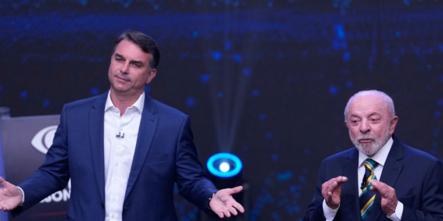 ARCHIV - Der Präsidentschaftskandidat der Opposition, Senator Flavio Bolsonaro (l), breitet die Arme aus, während der brasilianische Präsident Luiz Inácio Lula da Silva während ein...