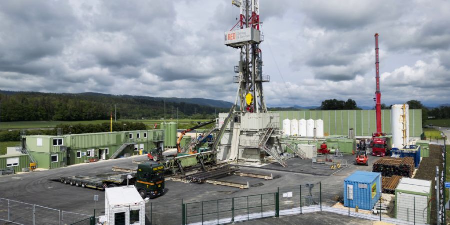 Im Thurgau werden Erkenntnisse über die Beschaffenheit des Untergrunds gewonnen. Im Bild ein Bohrturm auf der Geothermie Baustelle in Glovelier JU. (Archivbild)