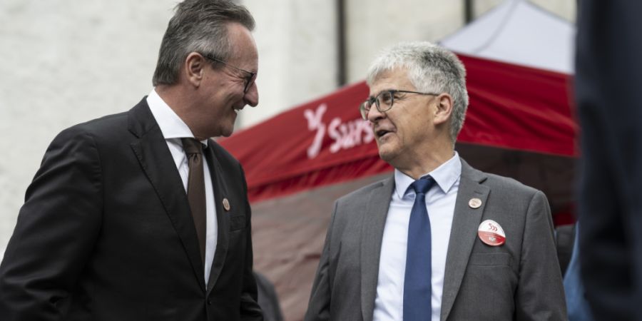 Der Ilanzer Gemeindepräsident Marcus Beer (rechts im Bild) gibt sein Amt vorzeitig auf. Hier im Bild mit FDP-Ständerat Martin Schmid bei einer Feier im Jahr 2024. (Archivbild)
