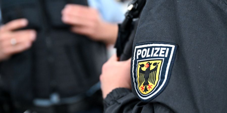 Der Mann leistete bei der Durchsuchung und schlug nach den deutschen Bundespolizisten. (Symbolbild)